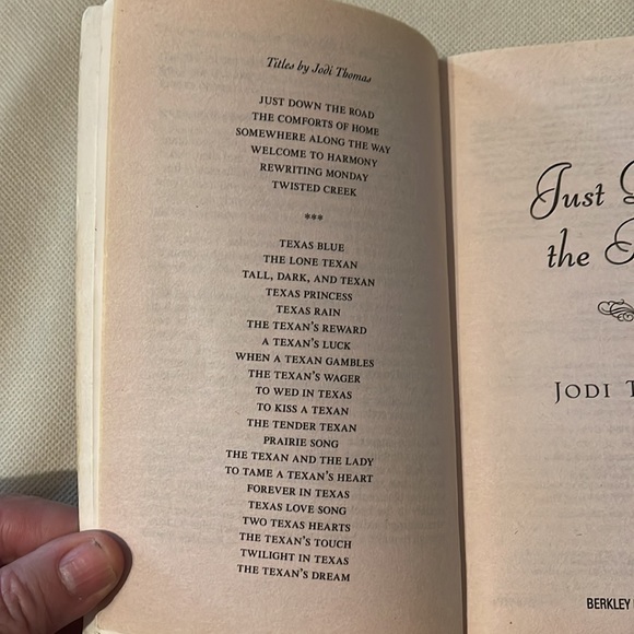 📚2/$14; 3/$16; 4/$18; 5/$20 ADD $2 for any additional books! ENJOY📚📚📚 - Picture 5 of 7